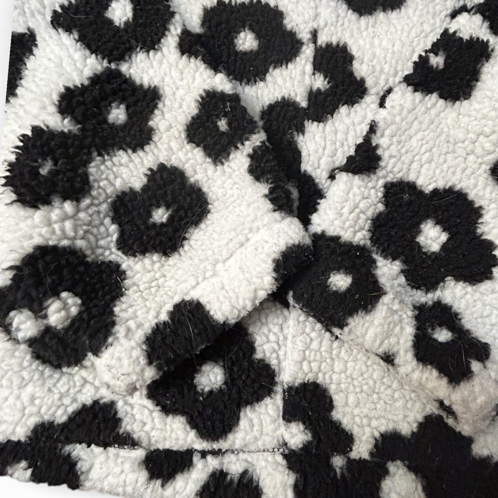 Hyfve LA Lily Floral Print Sherpa Jacket Adorable- Black & White Size Large EUC - Picture 8 of 9